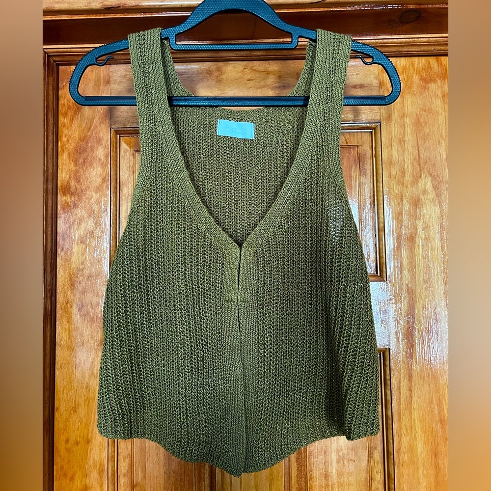 Isalis - Front clip top in Khaki Green
NWOT
‘One size’ - approx us 4-6